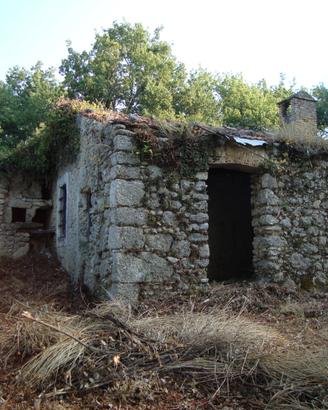 Casale in Pietra con 50.000 mq di Terreno