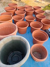 21 VASI PLASTICA e  5 CARRELLINI