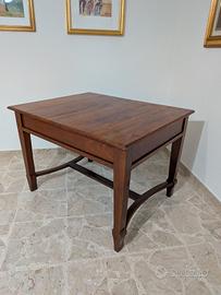 Tavolo allungabile in legno massiccio colore noce