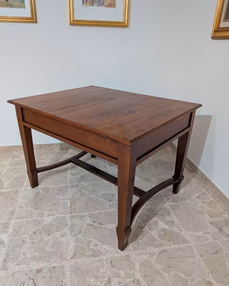 Tavolo allungabile in legno massiccio colore noce