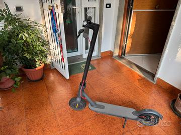 Monopattino Xiaomi Mi M365 con accessori