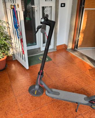 Monopattino Xiaomi Mi M365 con accessori