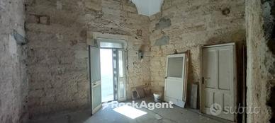 EDIFICIO DI ANTICA COSTRUZIONE IN CENTRO STORICO