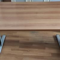 Scrivania in legno chiaro con base in ferro