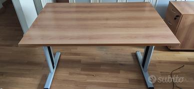 Scrivania in legno chiaro con base in ferro