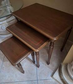 Set di tavolini a incastro in legno