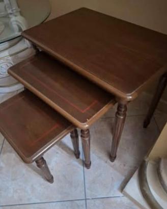 Set di tavolini a incastro in legno