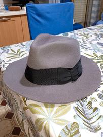 cappello grigio, nastro nero 