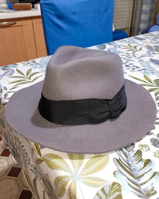 cappello grigio, nastro nero 