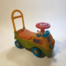 Macchinina cavalcabile per bambini con maniglia