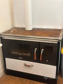 cucina economica con piano cottura e forno a legna