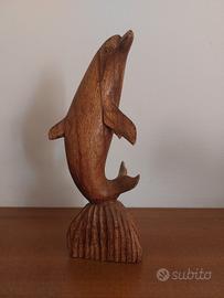 delfino intagliato in legno di ibisco