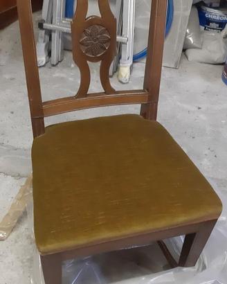 Sedia in noce con sedile imbottito