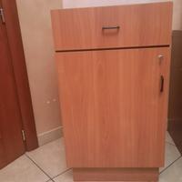Mobiletto in legno con cassetto e vano con chiave