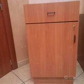 Mobiletto in legno con cassetto e vano con chiave