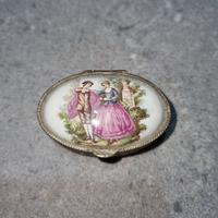 Scatolina portapillole in metallo e ceramica.