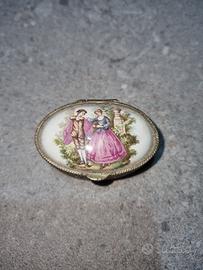 Scatolina portapillole in metallo e ceramica.