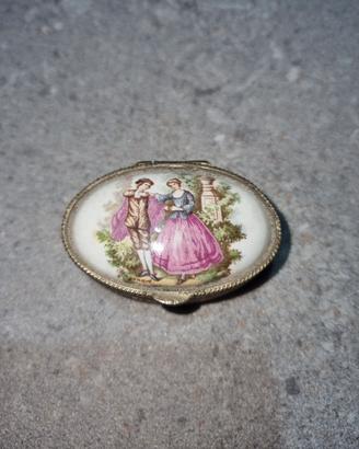 Scatolina portapillole in metallo e ceramica.
