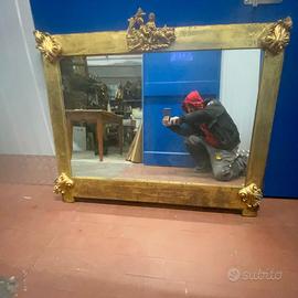 Antica grande specchiera in legno a foglia d'oro