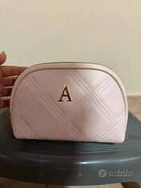 Piccola pochette rosa con lettera A