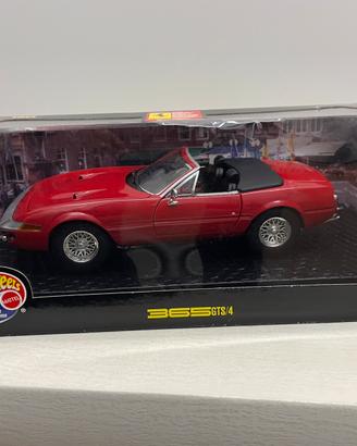 Ferrari 365 GTS/4 Hotwheels scala 1/18
