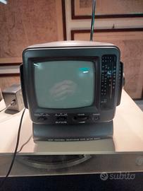 mini televisore e radio vintage 