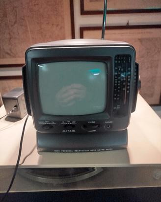 mini televisore e radio vintage 