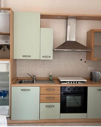 cucina in legno e acciaio completa di elettrodomes