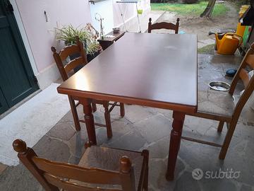 Tavolo in legno con 4 sedie