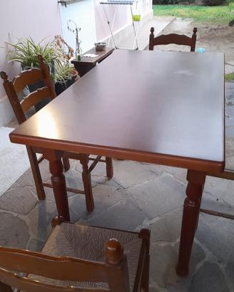 Tavolo in legno con 4 sedie