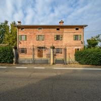 Rustico libero su 4 lati con ampio giardino