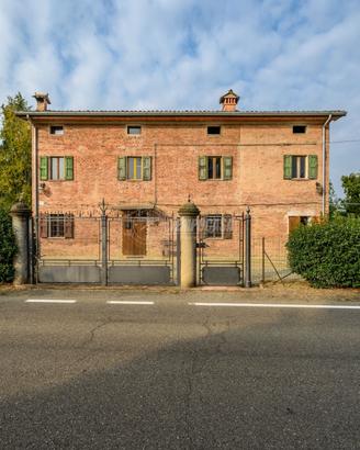 Rustico libero su 4 lati con ampio giardino