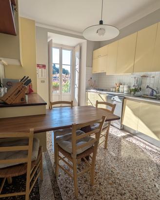 Cucina con elettrodomestici