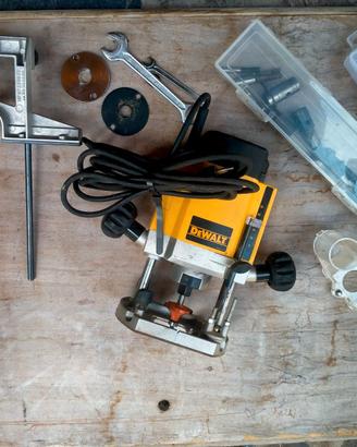 Fresatrice verticale (router) DeWALT DW615