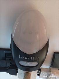 LUCE CON SENSORE DI MOVIMENTO A BATTERIA