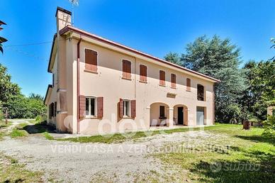 Villa di 250 m² con più di 5 locali e box auto dop