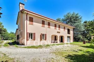 Villa di 250 m² con più di 5 locali e box auto dop