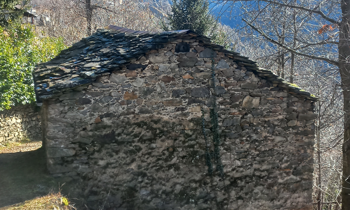 Grande rustico con terreno libero su quattro lati