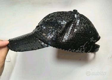 Cappello con visiera rigida, interamente ricoperto