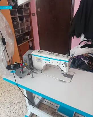 macchina da cucire buchi moderna