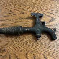 Antico rubinetto da botte in ottone integro
