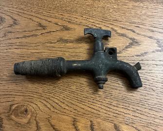 Antico rubinetto da botte in ottone integro