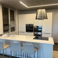 Cucina con penisola Bianco lucida