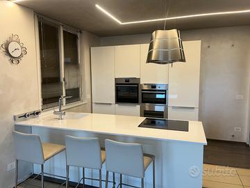 Cucina con penisola Bianco lucida