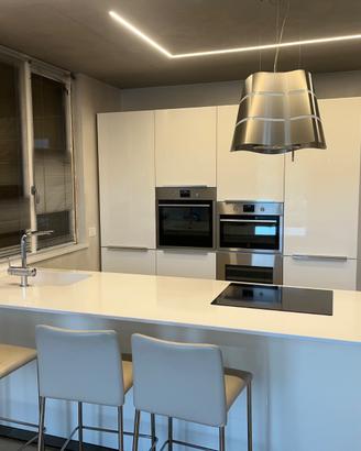 Cucina con penisola Bianco lucida