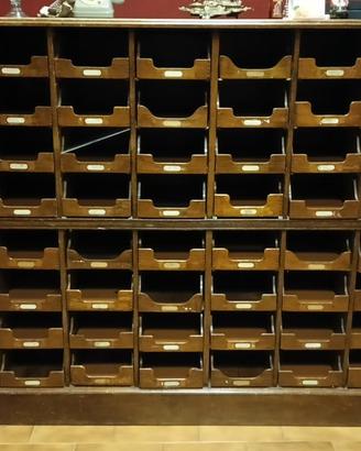 Mobile antico casellario per smistamento posta