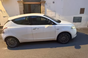 Lancia y 2011