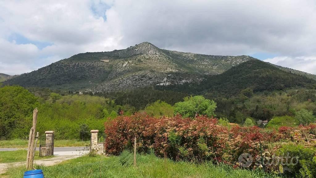 Rustico / Casale di 343 m² con più di 5 locali a L - Altro