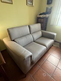 Divano comodissimo con poggiatesta regolabile
