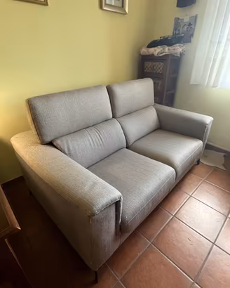Divano comodissimo con poggiatesta regolabile